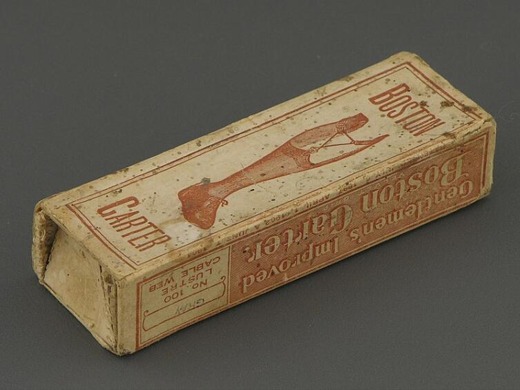 Картонная коробка с резинками для подвязок из Бостона, начало 20-го века