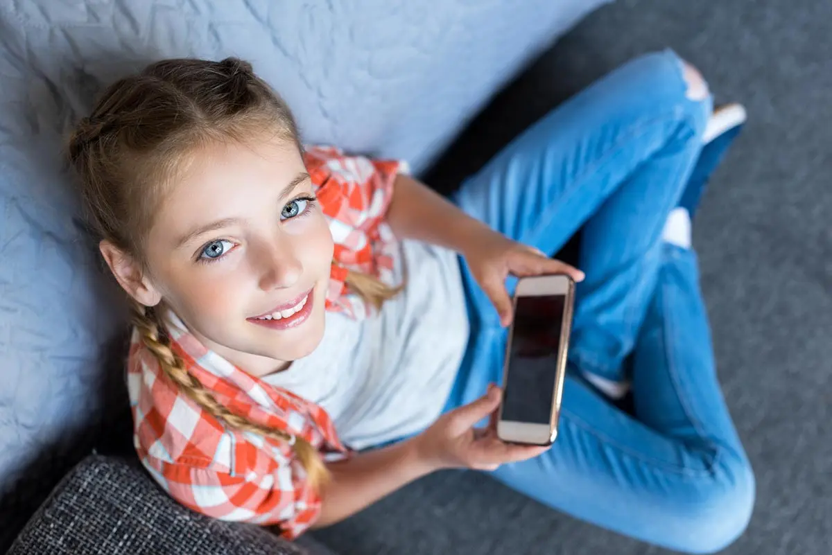 Ребенок растет с телефоном в руках. Как избежать зависимости?