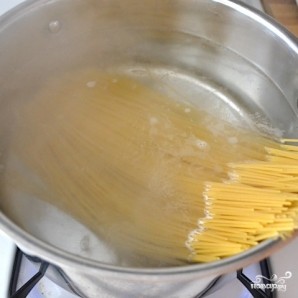 Запеченные спагетти с сосисками - фото шаг 5